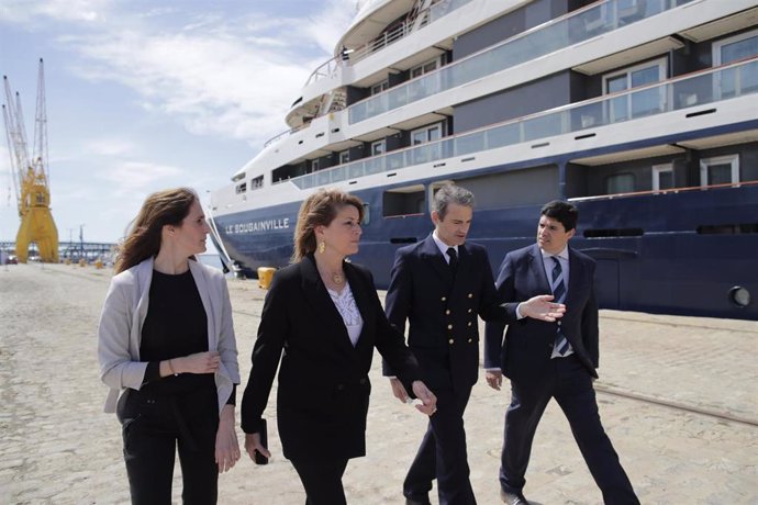 El Puerto de Huelva recibe la primera escala del buque de cruceros francés de lujo 'Le Bougainville'
