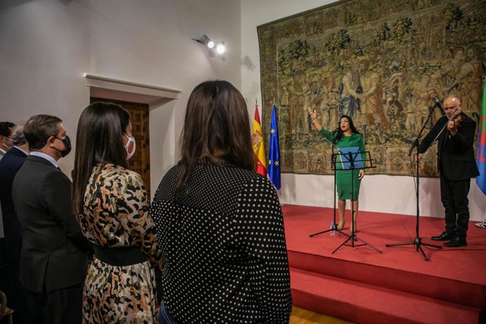 El jefe del Ejecutivo autonómico, Emiliano García-Page, preside el acto de celebración del Día Internacional del Pueblo Gitano, en el Palacio de Fuensalida.
