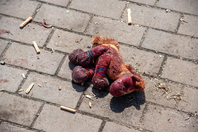 Un peluche tirado en el suelo tras el ataque sobre la estación de Kramatorsk