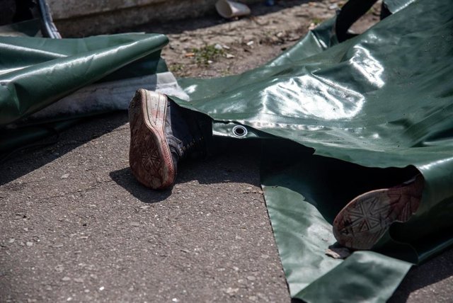 Una víctima del ataque en la estación de tren de Kramatorsk. 