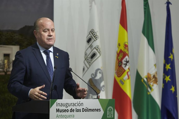 El Alcalde de Antequera, Manuel Jesús Barón, interviene durante la inauguración del Museo de los Dólmenes en Antequera, a 16 de marzo de 2022 en Málaga (Andalucía, España)