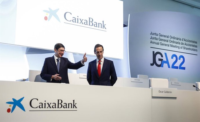 (I-D)El presidente, Jose Ignacio Goirigolzarri, y el consejero delegado, Gonzalo Gortázar Rotaeche, hablan con un accionista en la Junta General de Accionistas, en el Museu de les Cincies de la Ciutat de les Arts i les Cincies, a 8 de abril de 2022, e