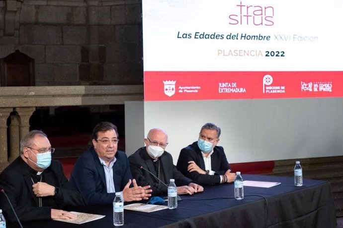 Autoridades, entre ellas el presidente de la Junta, Guillermo Fernández Vara, en la presentación de la exposición 'Las Edades del Hombre'