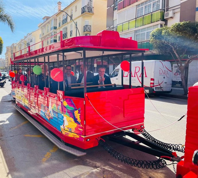 Tren turístico en Rincón de la Victoria (Málaga) con el alcalde, Francisco Salado,quien lo ha inaurado este 8 de abril de 2022.