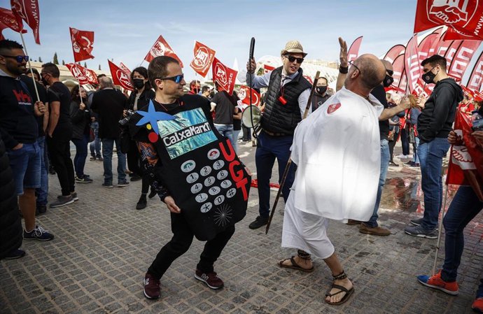 Trabajadores se manifiestan antes del inicio de la Junta General de Accionistas para defender condiciones dignas de su plantilla