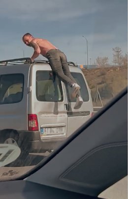 Detenido un hombre que se colgó de una furgoneta que circulaba por la A-5