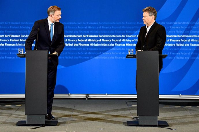 08 April 2022, Berlin: German Minister of Finance Christian Lindner (L)and Minister for the Economy and Climate Protection Robert Habeck speak during a press conference to present a financial aid package agreed upon by the government for companies in G