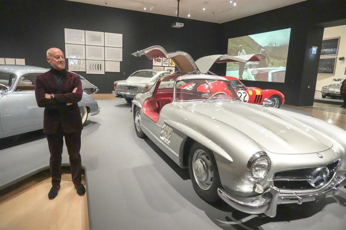 El comisario de la muestra, Lord Norman Foster, posa con varios automóviles en la presentación de Motion, en el Museo Guggenheim Bilbao, a 6 de abril de 2022, en Bilbao, Vizcaya, País Vasco (España). 