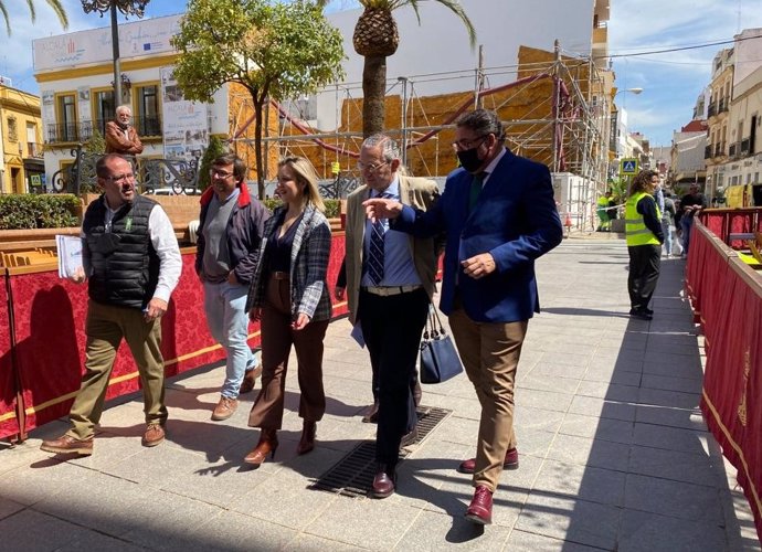 La alcaldesa de Alcalá de Guadaíra, Ana Isabel Jiménez, en la visita hecha a la carrera oficial con el presidente del Consejo de Hermandades, Antonio Rivas, y el delegado de Fiestas Mayores, Enrique Pavón.