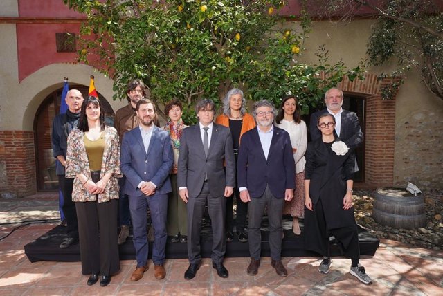 L'expresident de la Generalitat i president del CxRep, Carles Puigdemont, presenta els membres del nou govern de l'entitat independentista.