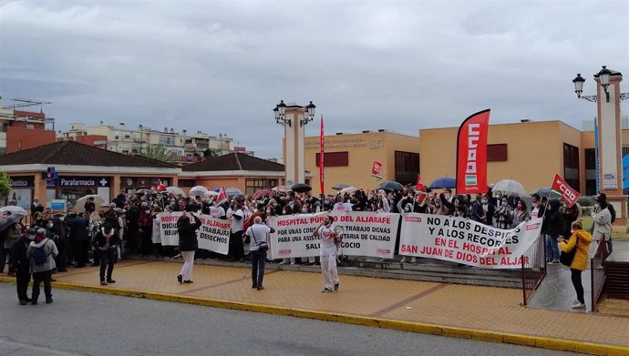Primera jornada de huelga en el Hospital San Juan de Dios del Aljarafe, en Bormujos.