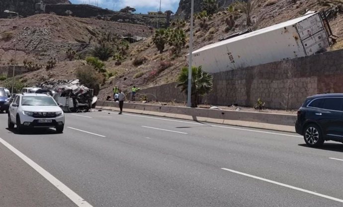 El camión volcado en la GC-1,  a la altura de La Laja, en Las Palmas de Gran Canaria