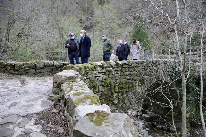 El consejero de Turismo, Javier López Marcano, inaugura la vía ferrata de Pandillo, en Vega de Pas