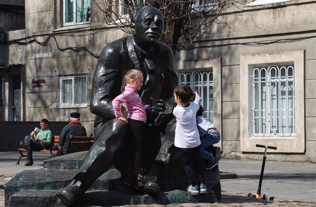 Unas niñas frente a un monumento en Odesa