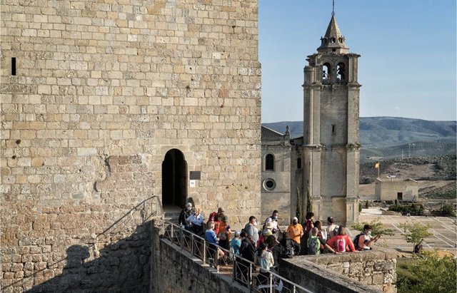 Archivo - Turistas en la Fortaleza de la Mota.