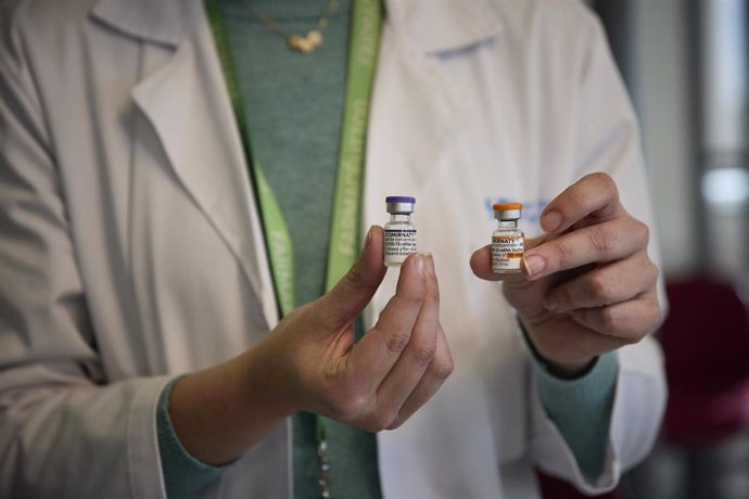 Archivo - Un  profesional sanitario sostiene dos viales con la vacuna contra el Covid-19, en el Hospital La Paz, a 15 de diciembre de 2021, en Madrid (España).