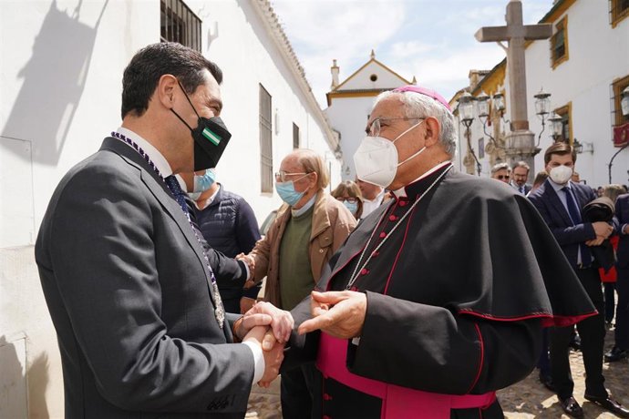Demetrio Fernández y Juanma Moreno se saludan en la Plaza de Capuchinos.