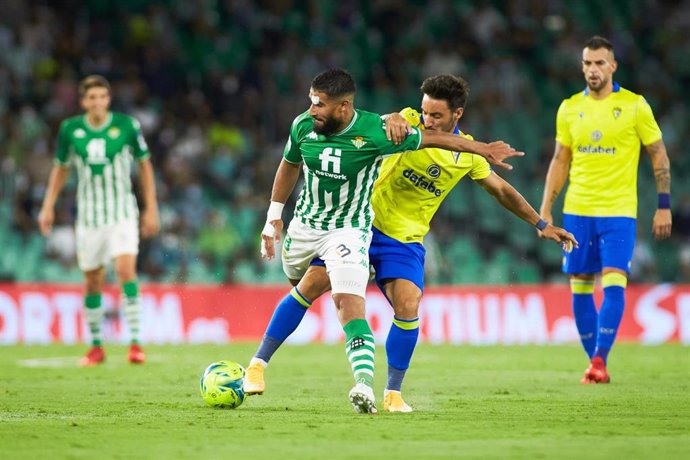 Archivo - Nabil Fekir pelea por un balón en el Betis-Cádiz de LaLiga Santander 2021-2022