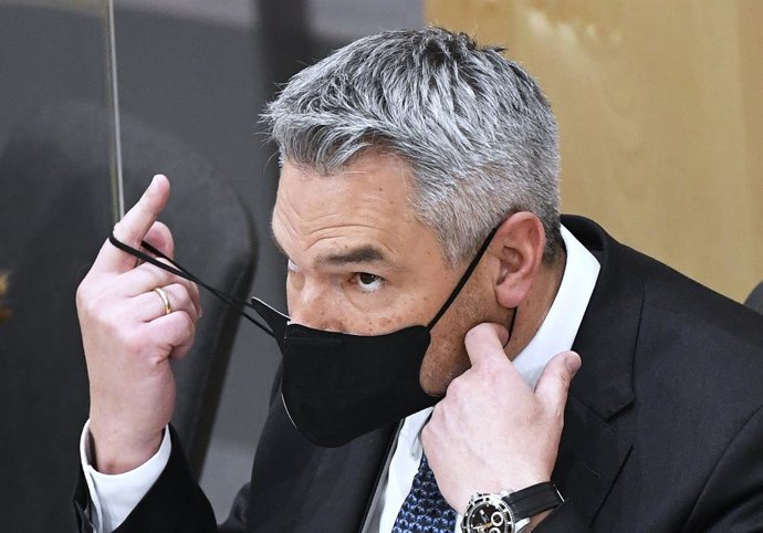 05 April 2022, Austria, Vienna: Austrian Chancellor Karl Nehammer attends a special session of the National Council at the request of the Social Democratic Party of Austria (SPOe). Photo: Robert Jaeger/APA/dpa