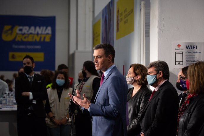 El presidente del Gobierno, Pedro Sánchez, interviene, durante su visita al centro de refugiados ucranianos, en la Fira de Barcelona
