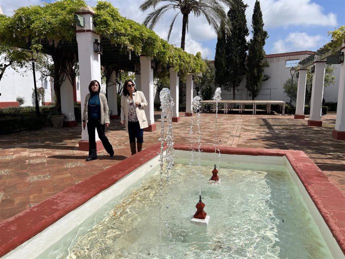 La alcaldesa, Cristina Los Arcos, y la concejala de Cultura, Reyes Corteguera, visitan la puesta a punto de una de las fuentes situada en el Centro Cultural Casa de las Monjas.