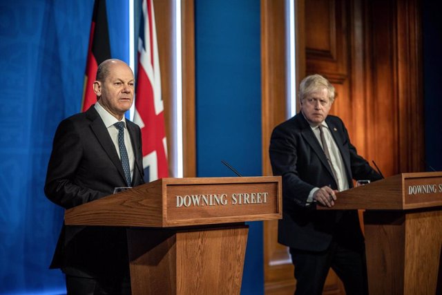 Olaf Scholz y Boris Johnson en rueda de prensa desde Londres 