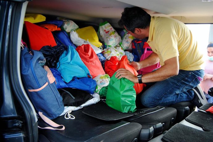 Uno de los miembros de la expedición prepara las 'Mochilas solidarias' que se envían para los niños ucranianos.