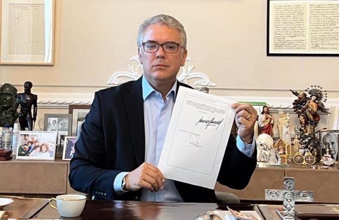 El presidente de Colombia, Iván Duque, firma la extradición de 'Otoniel' a Estados Unidos.