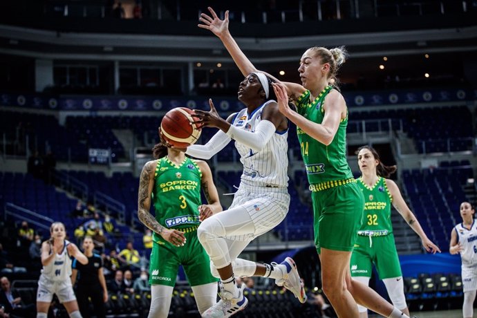 Kahleah Cooper intenta una canasta ante Bernadett Hatar en el Perfumerías Avenida-Sopron Basket de la Final a  Cuatro de la Euroliga 2021-2022
