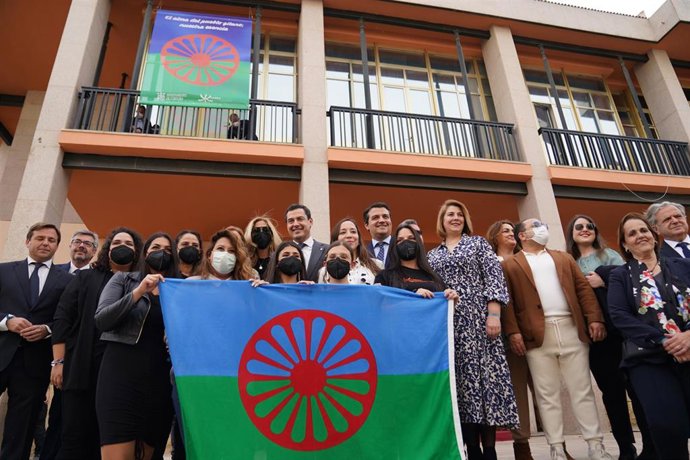 Celebración del acto conmemorativo del Día Internacional del Pueblo Gitano en Córdoba, con Juanma Moreno y José María Bellido.