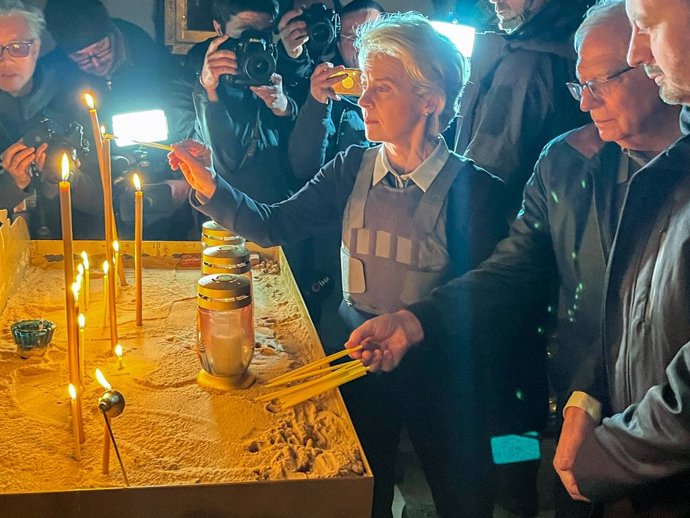 08 April 2022, Ukraine, Bucha: EU Commission President Ursula von der Leyen (C) and EU High Representative for Foreign Affairs Josep Borrell (2nd R) light candles for Ukrainian victims at a church next to a mass grave. Photo: Michael Fischer/dpa