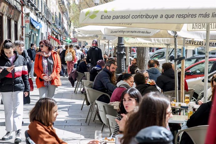 Varias personas sentadas en una terraza, en uno de los bares que participan en Artesana Week Lavapiés, en la calle Argumosa, a  2 de abril de 2022, en Madrid (España). En la VII edición de la feria de la cerveza artesana, de este barrio del centro de 