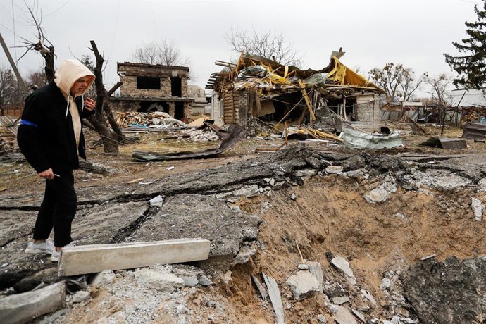 26 March 2022, Ukraine, Makariv: A man inspects the damaged streets and houses by Russian air strikes near Makariv City of Kyiv Oblast, amid the Russian invasion. Photo: Daniel Ceng Shou-Yi/ZUMA Press Wire/dpa
