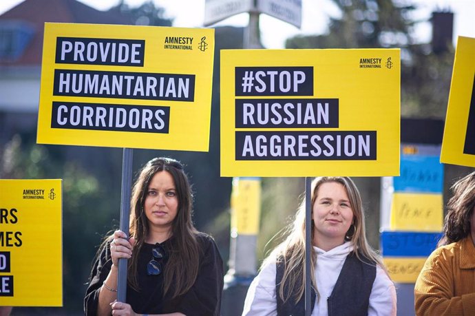 Manifestación en La Haya contra la invasión rusa de Ucrania.