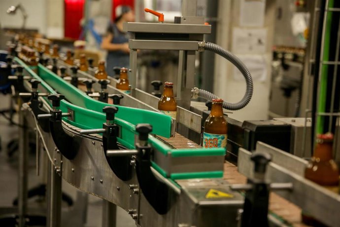 Archivo - Tren de embotellado de una fábrica de cerveza