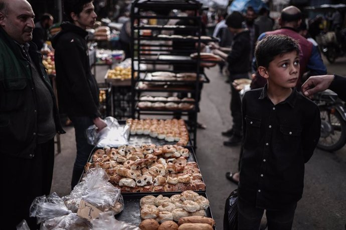 Un niño en un mercado local de la ciudad siria de Ariha.