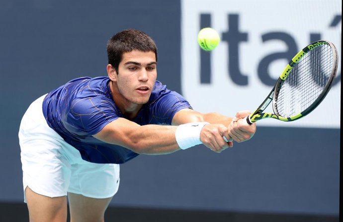 03 April 2022, US, Miami Gardens: Spanish tennis player Carlos Alcaraz in action against Norway's Casper Ruud during their men's singles final match of the 2022 Miami Open presented by Itau at Hard Rock Stadium. Photo: -/SMG via ZUMA Press Wire/dpa