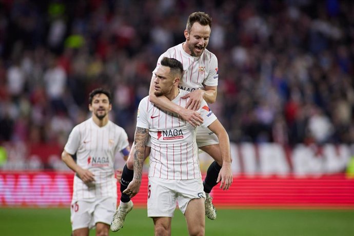 Lucas Ocampos e Ivan Rakitic celebran el segundo gol del Sevilla ante el Granada