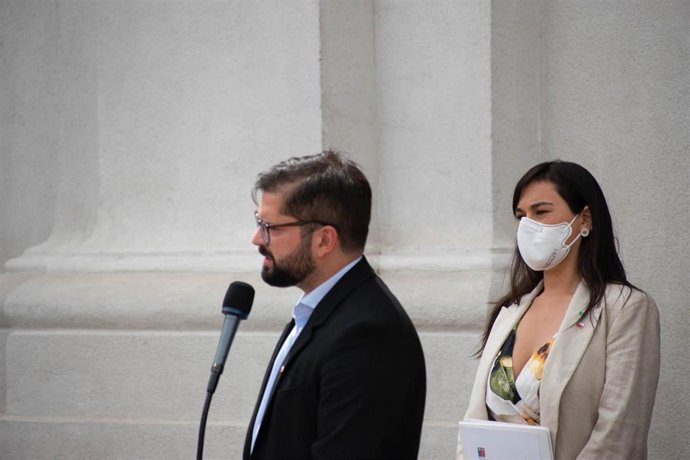 La ministra del Interior, Izkia Siches, y el presidente de Chile, Gabriel Boric