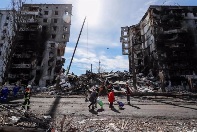 Los residentes pasan por delante de un edificio residencial destruido por los ataques aéreos rusos en Borodyanka, Bucha Raion de Kyiv Oblast.