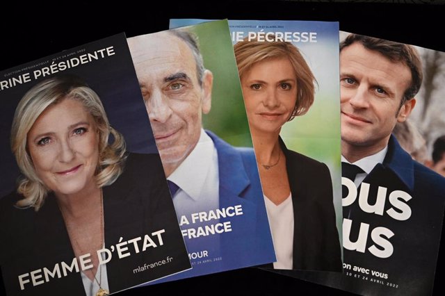 Carteles electorales de los candidatos a las presidenciales francesas