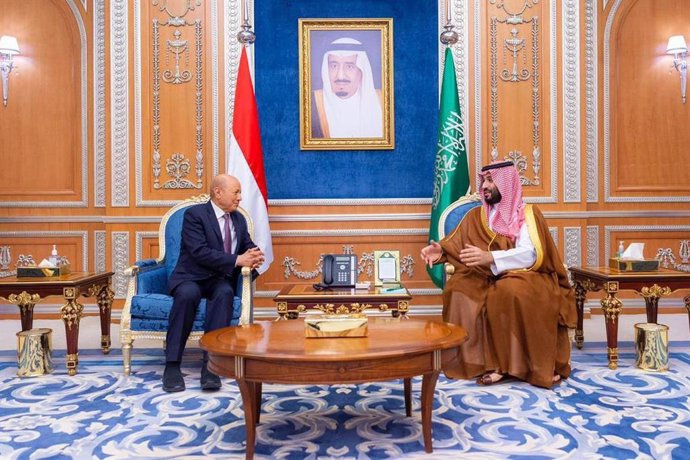 Rashad al Alimi, nueva autoridad de Yemen, con el príncipe heredero Mohamed bin Salman en Arabia Saudí 