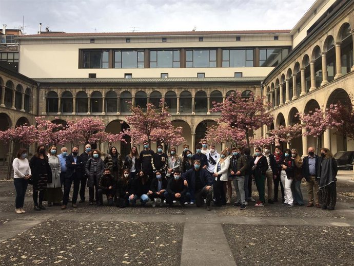 El director general de FP, Tomás Rodríguez Garraza, junto a la delegación holandesa en el Departamento de Educación.