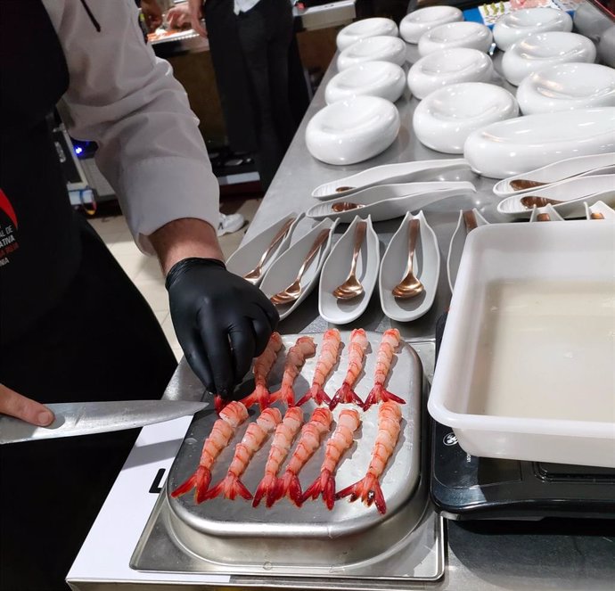 Participante en la X edición del concurso de la Gamba Roja de Dénia manipulando el producto