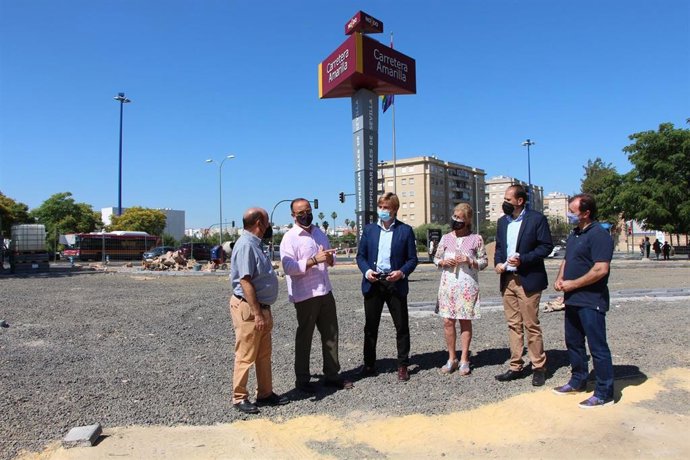 El delegado de Economía, Comercio y Turismo, Francisco Javier Páez, presenta los detalles del paln de mejora del itinerario peatonal en el PICA.