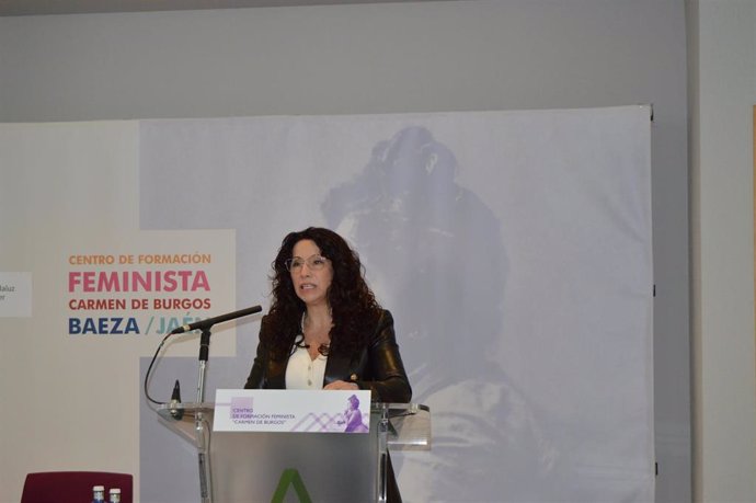 La consejera de Igualdad, Políticas Sociales y Conciliación, Rocío Ruiz, en el Centro de Formación Feminista Carmen de Burgos del Instituto Andaluz de la Mujer (IAM)