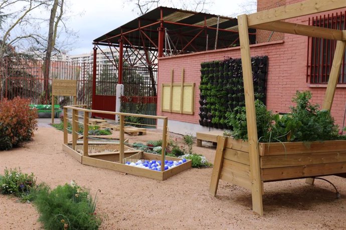 El Jardín ha sido diseñado por un equipo multidisciplinar compuesto por ingenieras agrícolas, arquitectas, psicólogas, terapeutas, Logopedas y maestras.