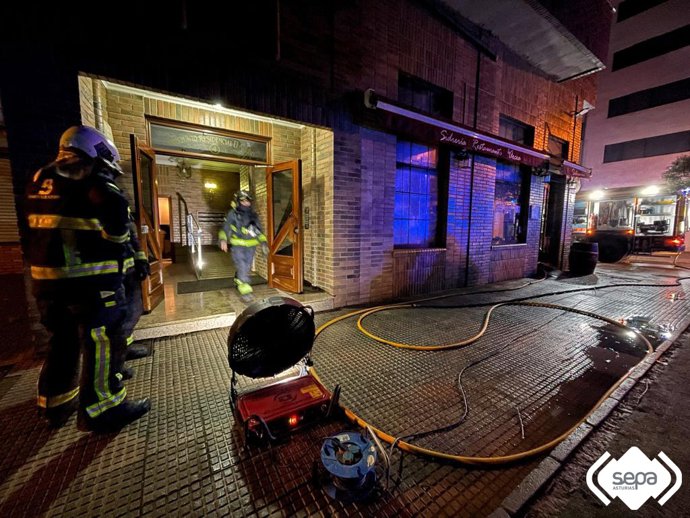 Extinción de un incendio en una sidrería de Piedras Blancas,Castrillón