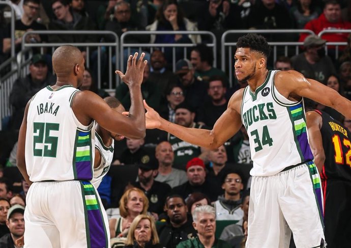 Serge Ibaka y Giannis Antetokounmpo en un partido de los Milwaukee Bucks en la NBA