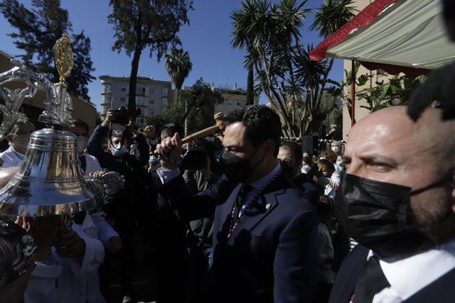 El presidente de la Junta de Andalucía, Juanma Moreno, llama al trono de traslado del Cautivo de Málaga, a 9 de abril de 2022 en Málaga (Andalucía, España)